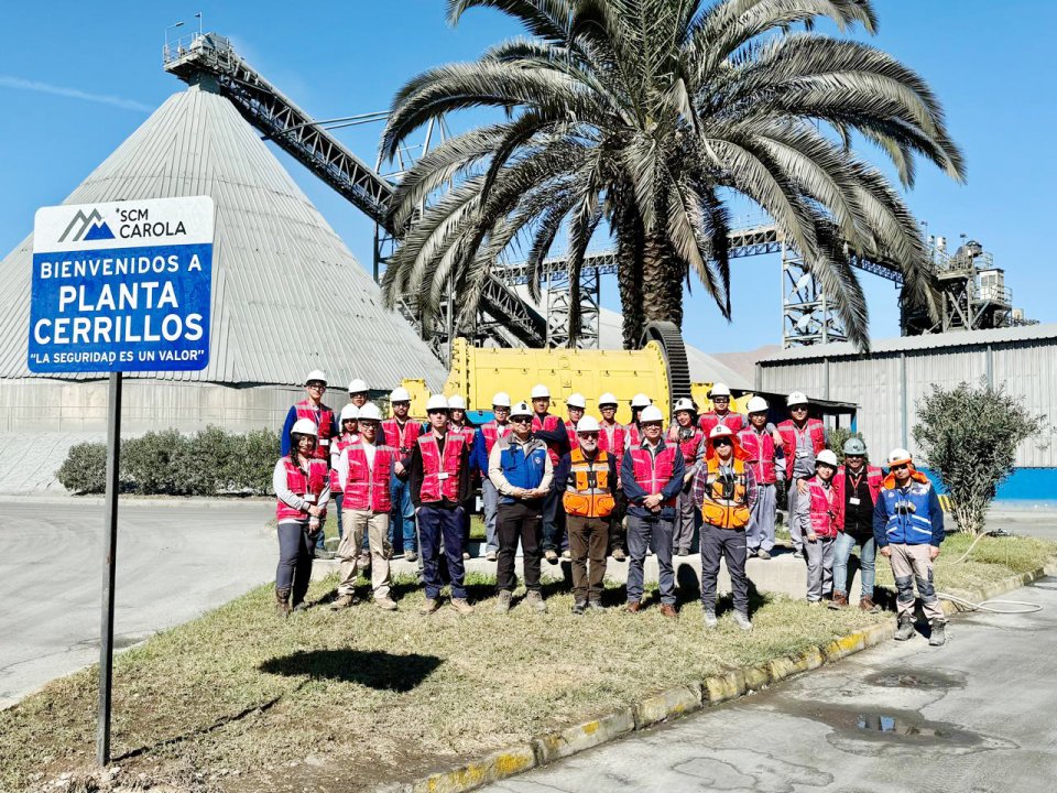 /estudiantes-visitan-planta-cerrillos-de-scm-carola-en-el-marco-de-atacamin