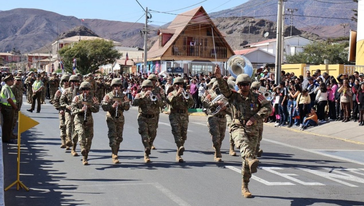 /impecable-desfile-civico-militar-en-conmemoracion-del-aniversario-de-taltal