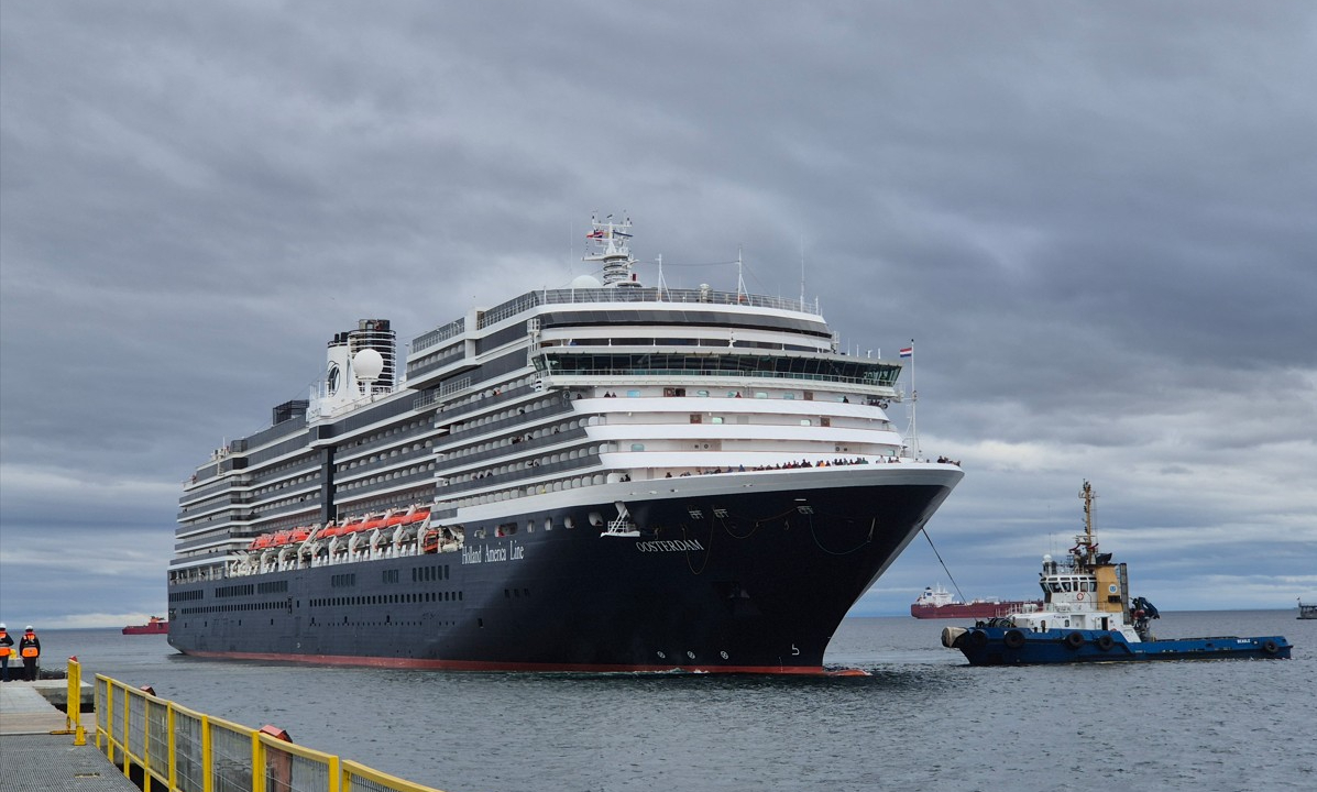/punta-arenas-recibe-crucero-de-gran-escala-en-muelle-arturo-prat