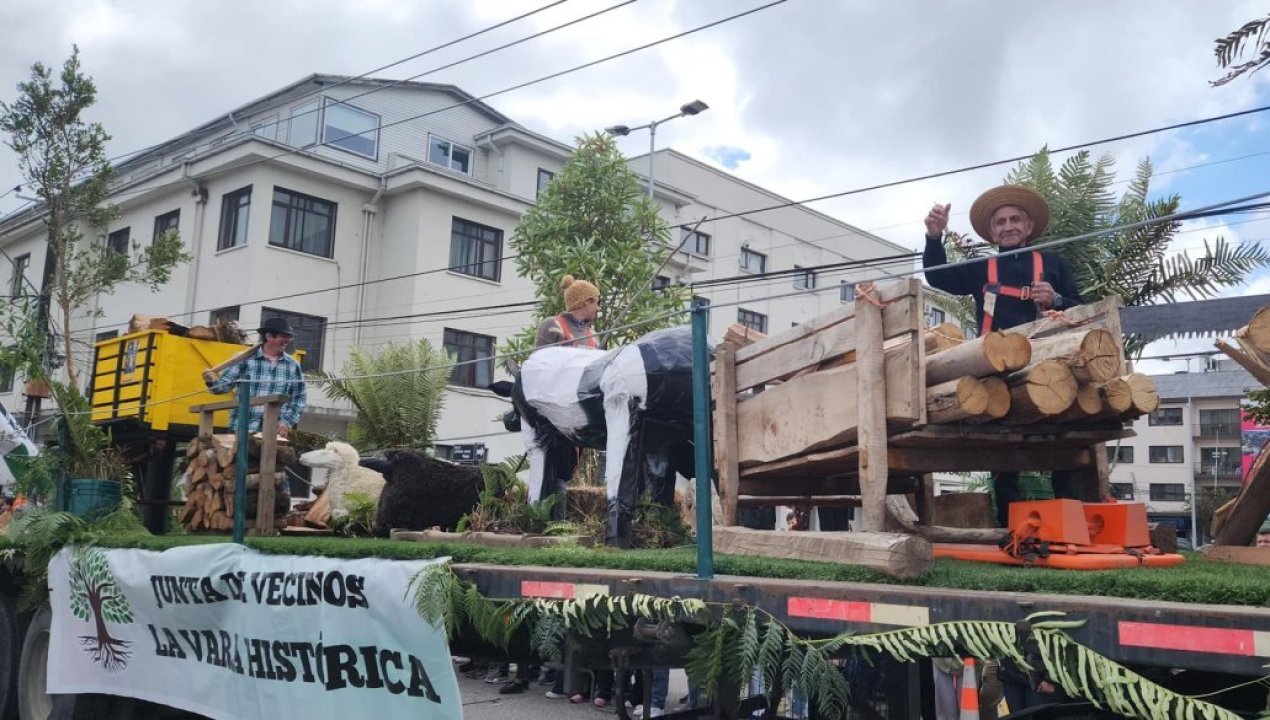 /con-gran-entusiasmo-del-publico-se-realizo-el-gran-desfile-de-carros