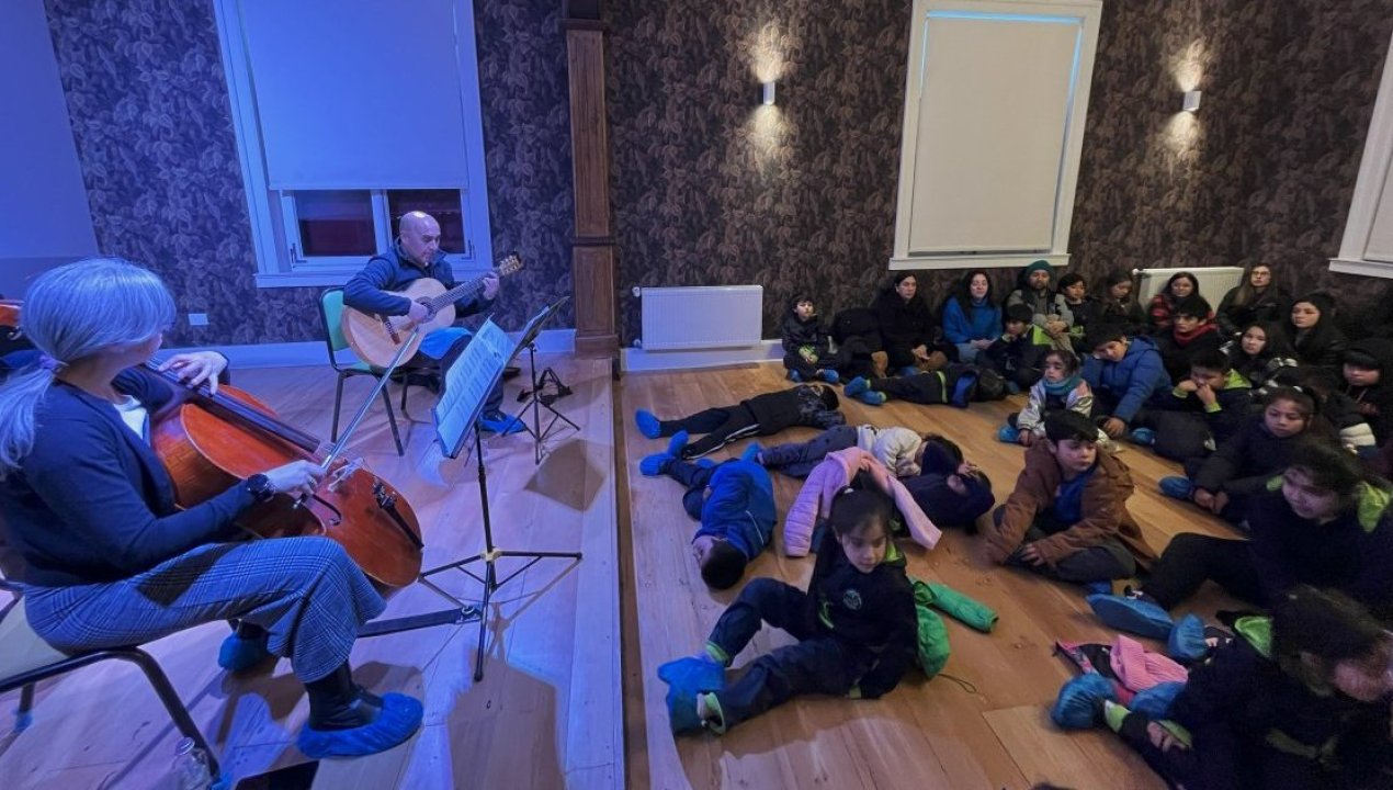 /concierto-didactico-de-la-uach-encanta-a-estudiantes-de-isla-tenglo-en-casa