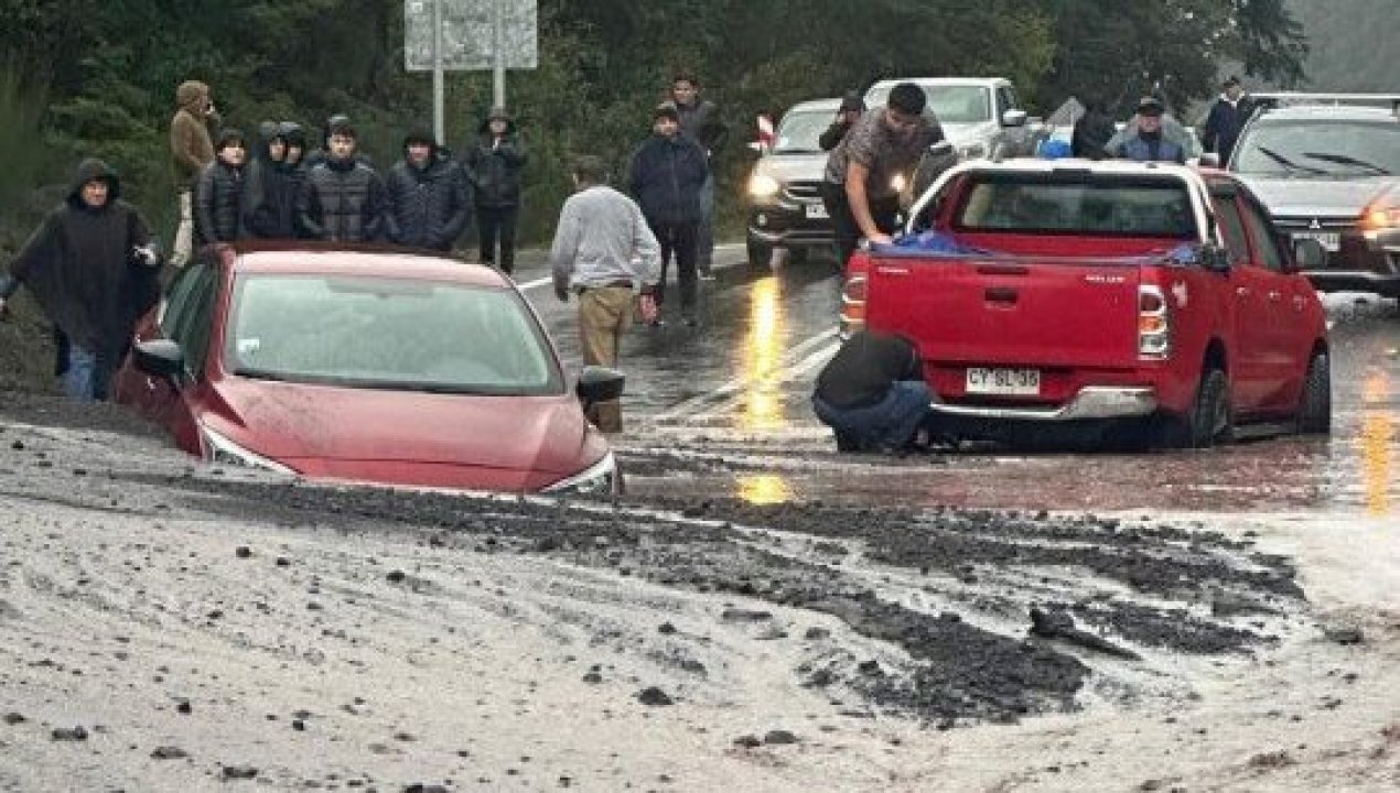 /deslizamiento-en-ruta-a-petrohue-deja-auto-atrapado-en-puerto-varas