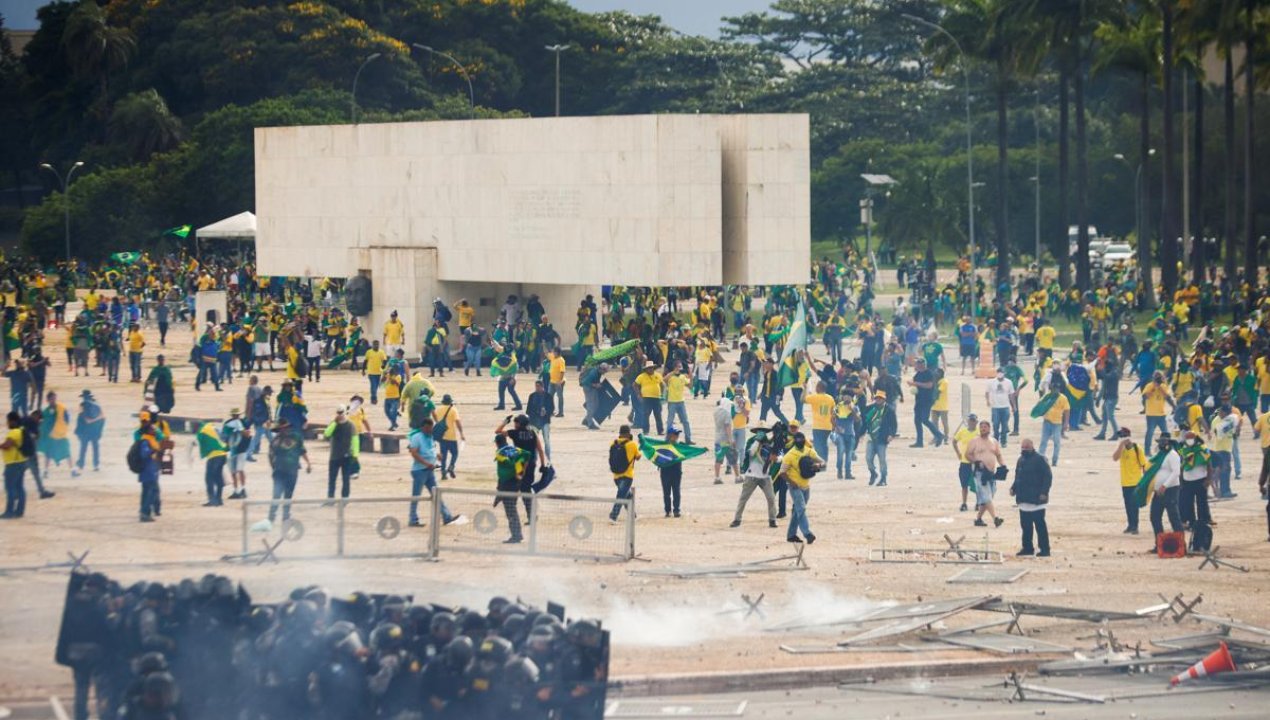 /suspenden-a-gobernador-de-brasilia-por-presunta-responsabilidad-en-ataques-bolsonaristas
