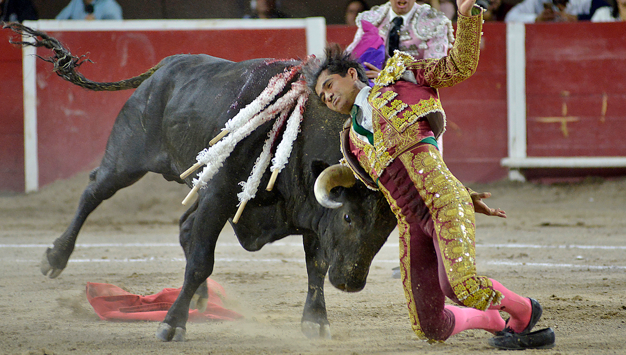 /impactante-torero-se-elevo-a-cuatro-metros-de-altura-tras-ser-corneado-en-mexico