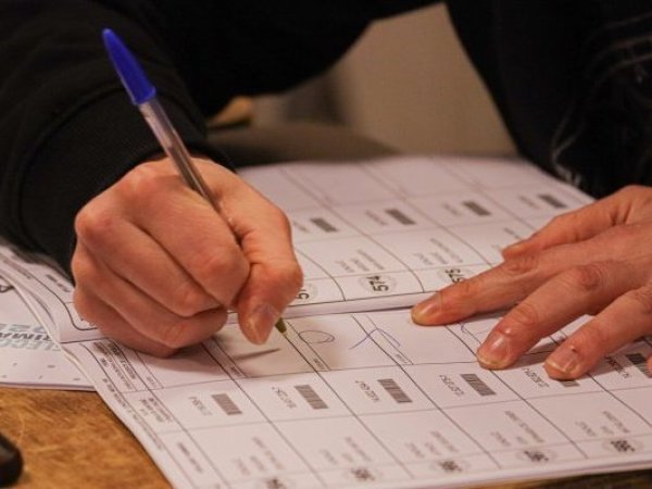 Fue a votar y terminó detenida: vocal de mesa tenía orden por hurto
