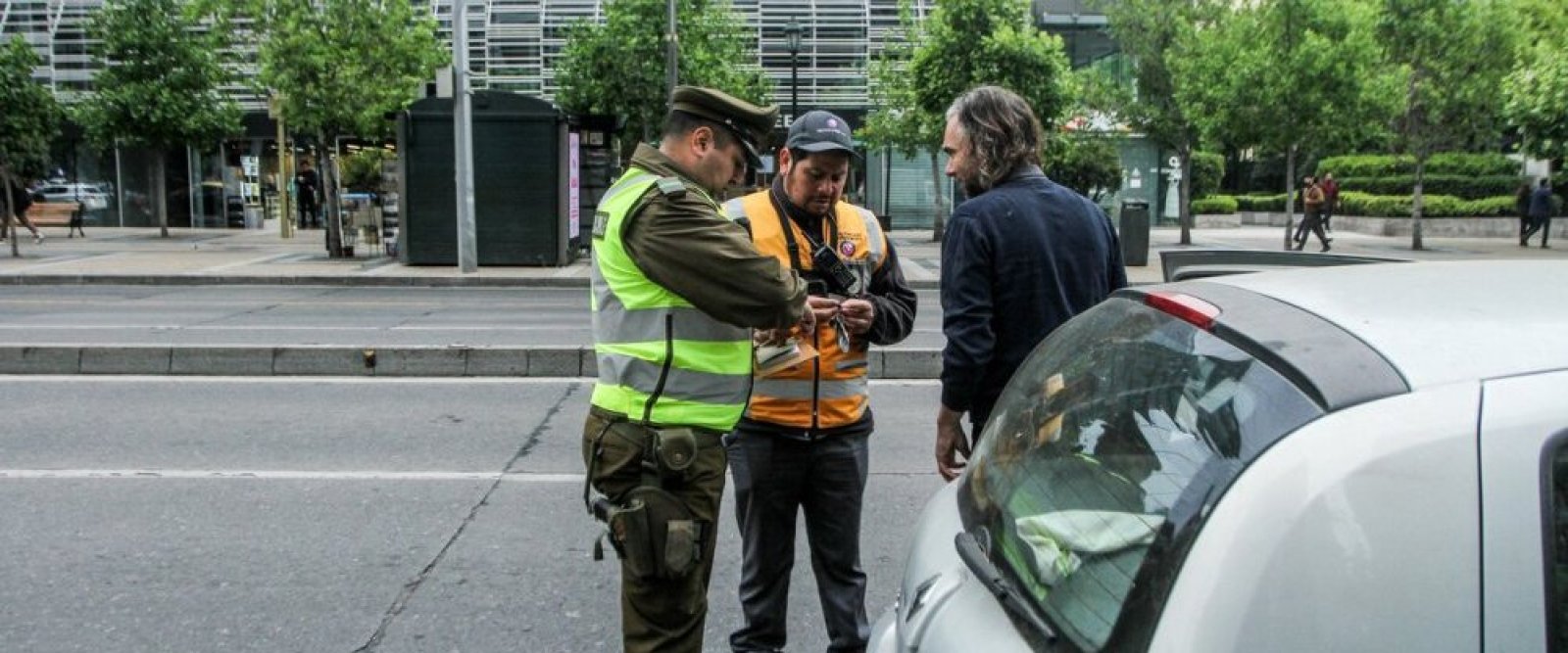 Sorprenden al hijo del exministro Chadwick manejando sin licencia ni papeles