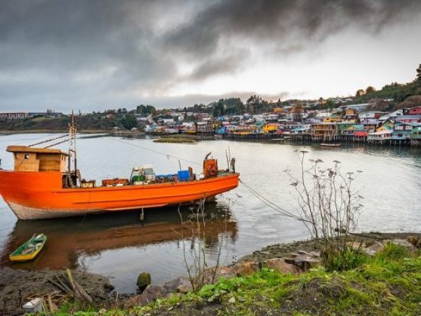 Castro conmemora los 200 años de la Anexión de Chiloé a Chile con ceremonia oficial y sello postal