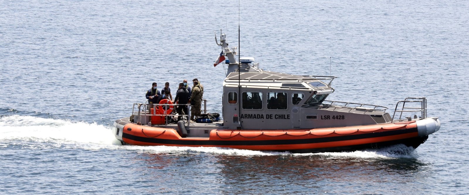 Armada busca a dos pescadores desaparecidos tras naufragio de lancha en Chañaral