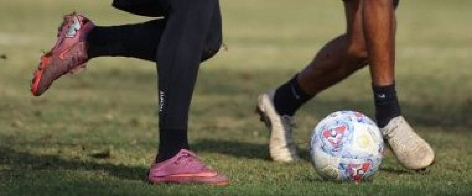 Clubes chilenos en la lupa: 114 futbolistas extranjeros juegan sin permiso laboral